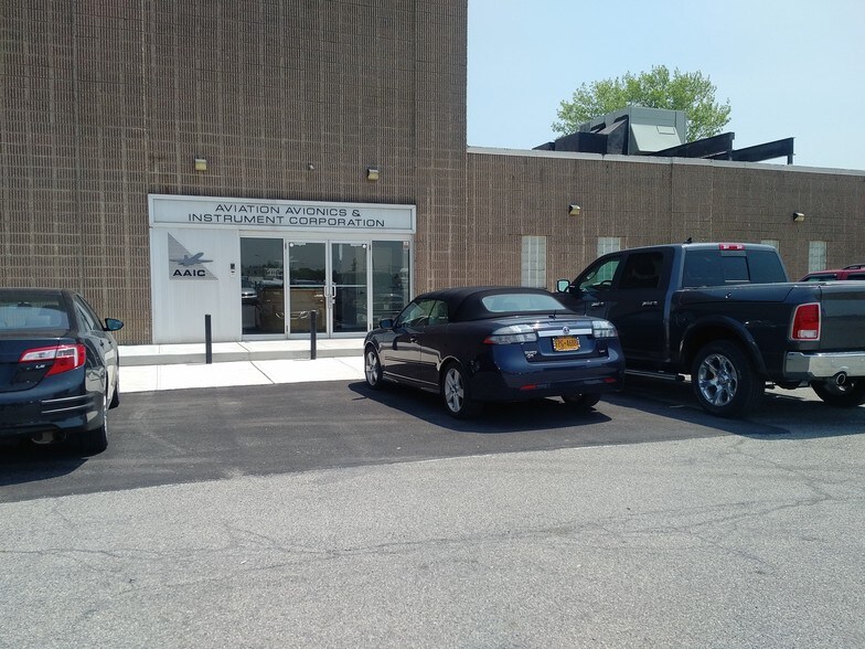 210 Hanse Ave, Freeport, NY à louer - Photo de l’immeuble – Image 1 sur 15