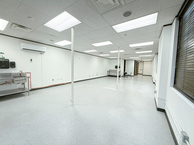 2901 W Sam Houston Pky N, Houston, TX à louer - Photo de l’immeuble – Image 3 sur 18
