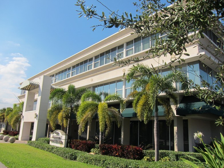 6151 Miramar Pky, Miramar, FL à louer - Photo de l’immeuble – Image 1 sur 7