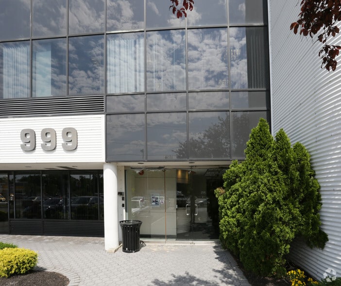 999 Walt Whitman Rd, Melville, NY à louer - Photo de l’immeuble – Image 3 sur 7