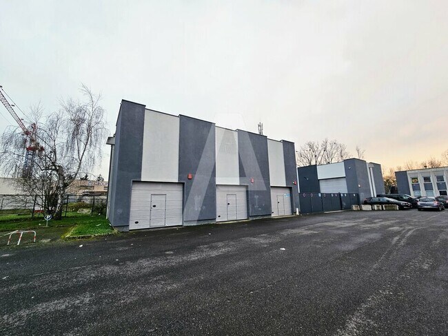 Plus de détails pour 6 Rue Maryse Bastié, Évry-Courcouronnes - Local d’activités à vendre