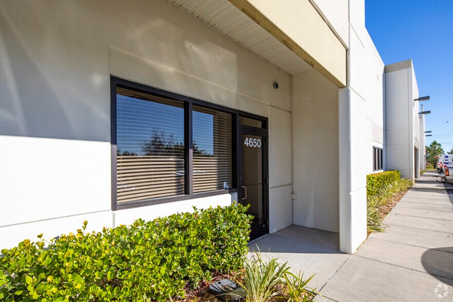 4610-4630 Eagle Falls Pl, Tampa, FL à louer - Photo de l’immeuble – Image 2 sur 42
