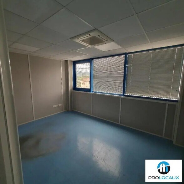 Bureau dans Voiron à louer - Photo de l’immeuble – Image 3 sur 10