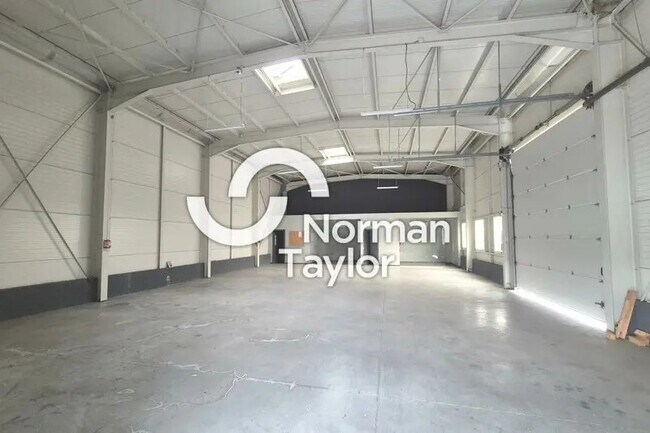 Plus de détails pour Local d'activités à louer