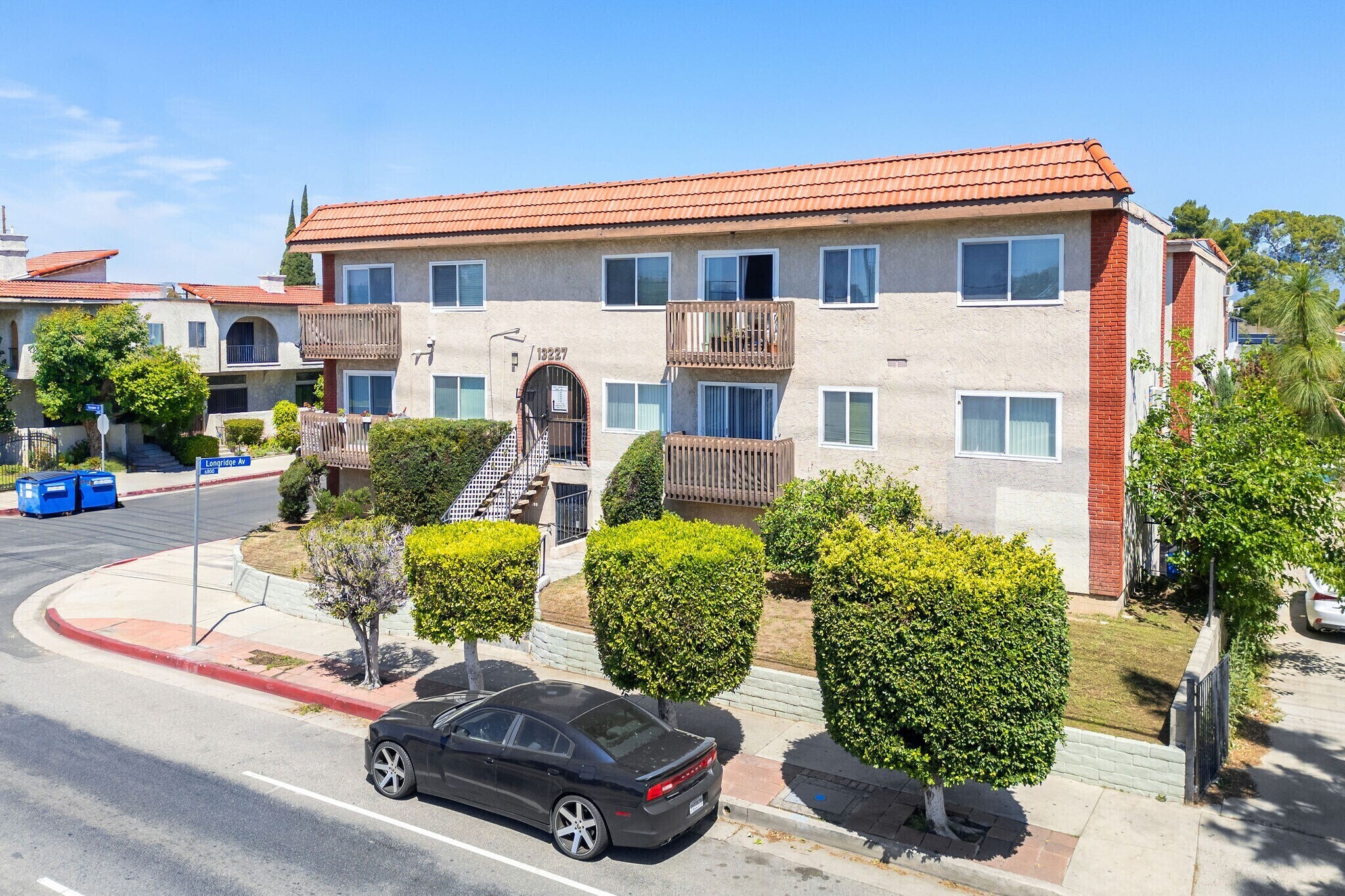 13227 Vanowen St, North Hollywood, CA à vendre Photo principale– Image 1 sur 18
