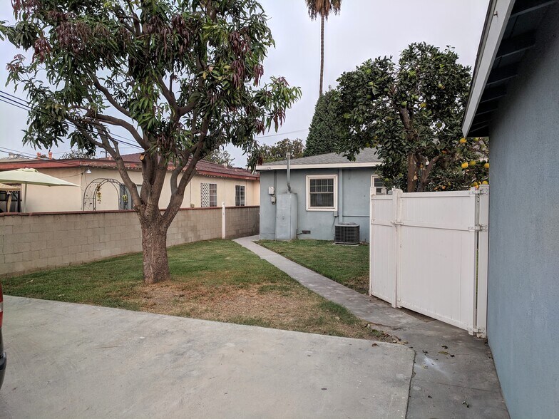 12843 Columbia Way, Downey, CA à vendre - Photo de l’immeuble – Image 2 sur 140