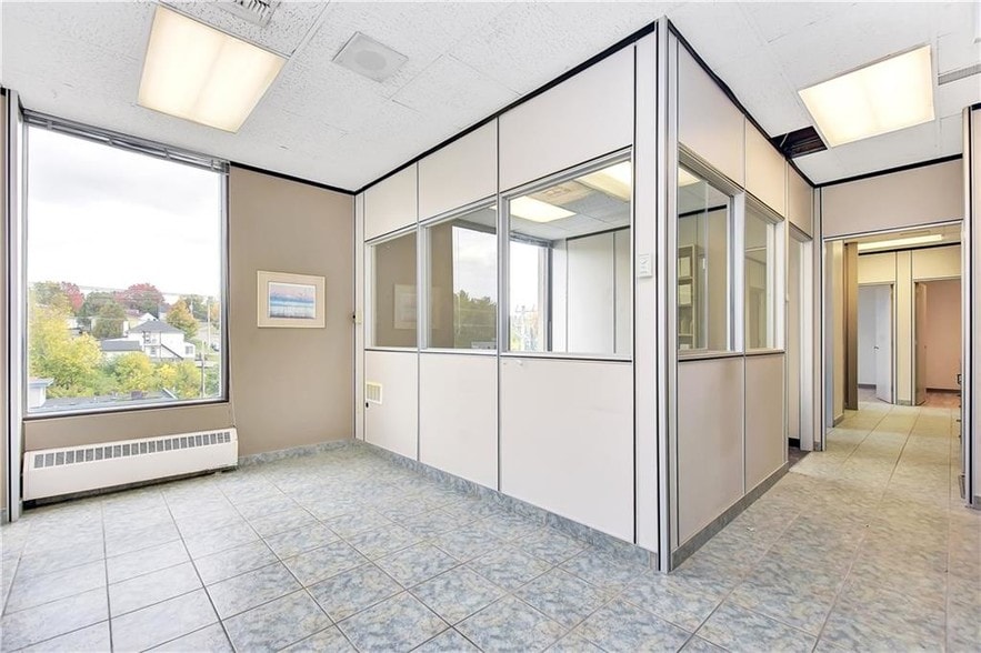 2555 St Joseph Blvd, Ottawa, ON à louer - Photo intérieure – Image 3 sur 15