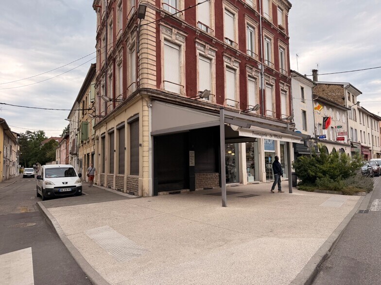 Local commercial dans Bourgoin Jallieu à louer - Photo de l’immeuble – Image 2 sur 8