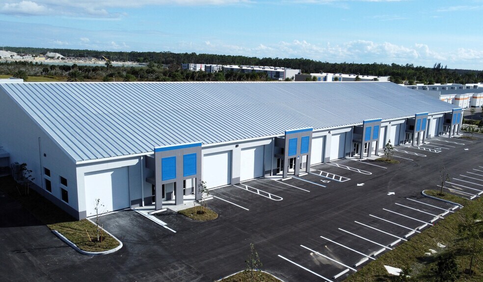 16330 Innovation Ln, Fort Myers, FL à vendre - Photo de l’immeuble – Image 2 sur 12