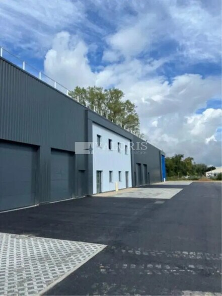 Local d'activités dans Saint-Rémy à vendre - Photo de l’immeuble – Image 3 sur 11