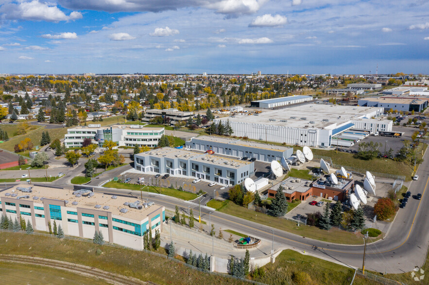 220 Manning Rd NE, Calgary, AB à vendre - Aérien – Image 2 sur 7