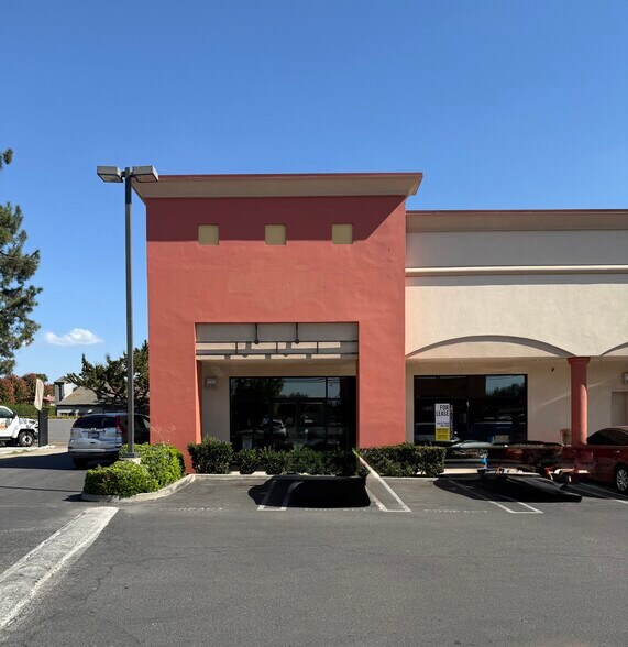 2704 Coffee Rd, Modesto, CA à louer - Photo de l’immeuble – Image 3 sur 16