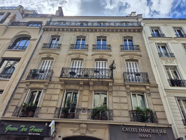 38 Rue Du Colisée, Paris à louer - Photo de l’immeuble – Image 1 sur 11
