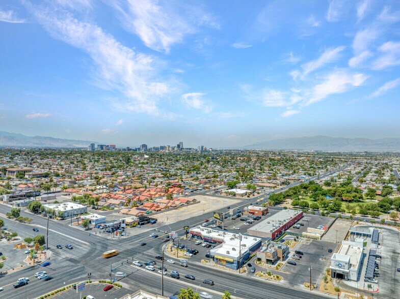 2401-2413 S Eastern Ave, Las Vegas, NV à louer - Photo de l’immeuble – Image 3 sur 7