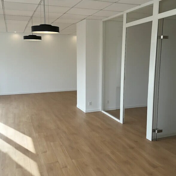 Local commercial dans Bruges à louer - Photo de l’immeuble – Image 2 sur 4