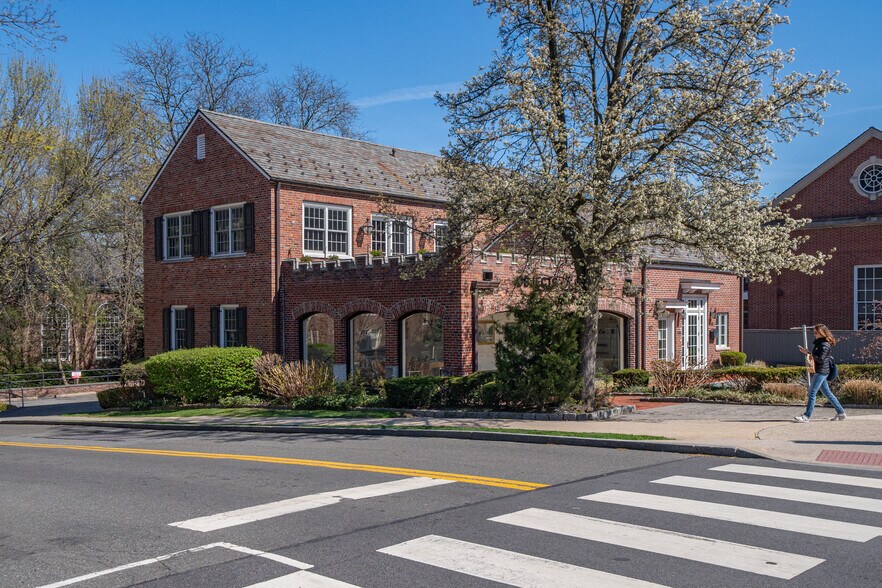 117 Pondfield Rd, Bronxville, NY à vendre - Photo de l’immeuble – Image 2 sur 12