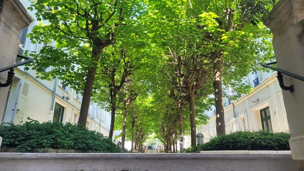 11 Rue Chateaubriand, Paris à vendre - Photo de l’immeuble – Image 3 sur 11