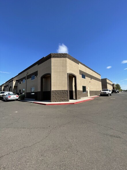 2010 W Parkside Ln, Phoenix, AZ à louer - Photo de l’immeuble – Image 2 sur 6