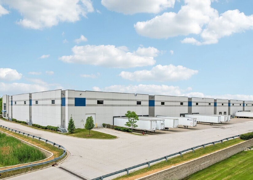 610 W Rawson Ave, Oak Creek, WI à louer - Photo de l’immeuble – Image 2 sur 4