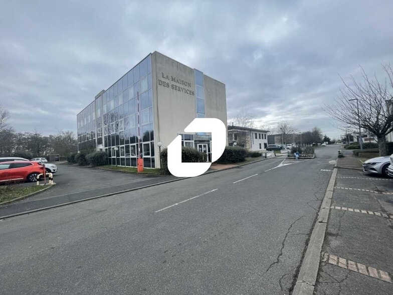 Bureau dans Villejust à louer - Photo de l’immeuble – Image 1 sur 10
