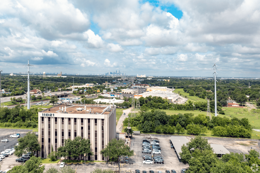 11821 E I-10 Fwy, Houston, TX à louer - Photo de l’immeuble – Image 3 sur 3