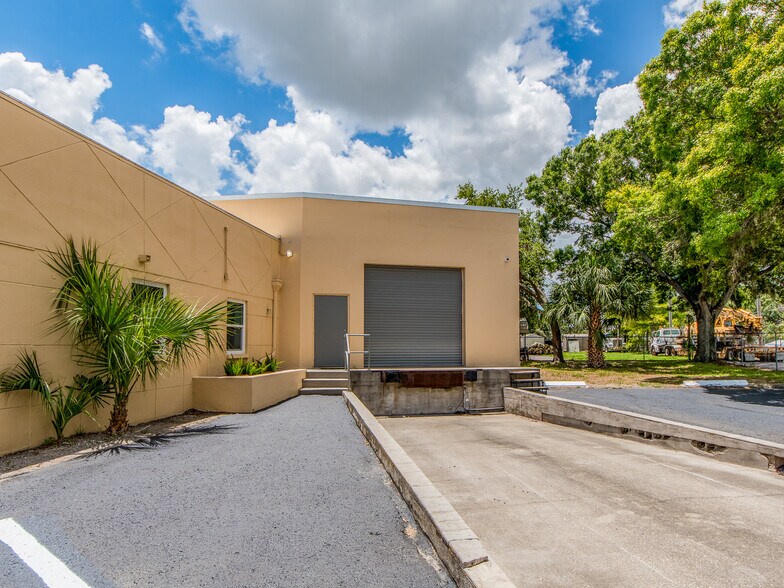 2051 Range Rd, Clearwater, FL à louer - Photo de l’immeuble – Image 2 sur 15