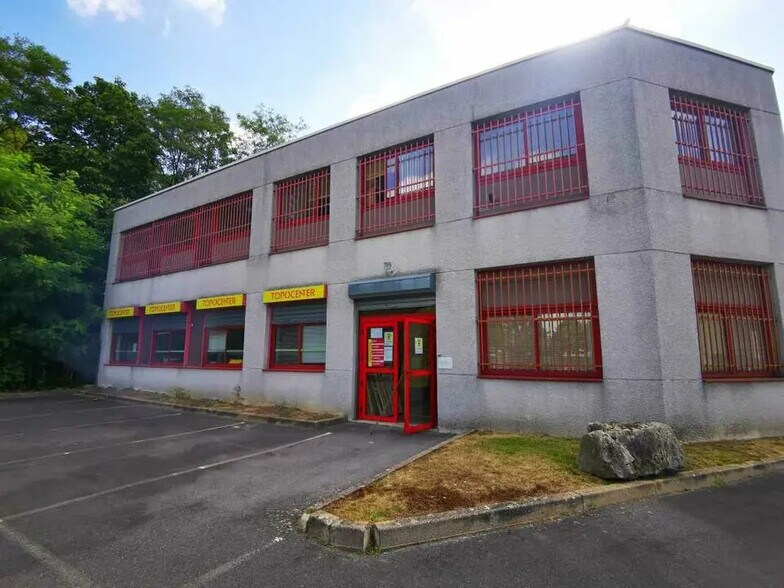 22 Bis Rue Des Malines, Lisses à louer - Photo de l’immeuble – Image 1 sur 5