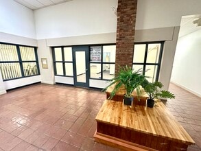 1717-1815 Philo Rd, Urbana, IL à louer Hall d’entrée– Image 1 sur 5
