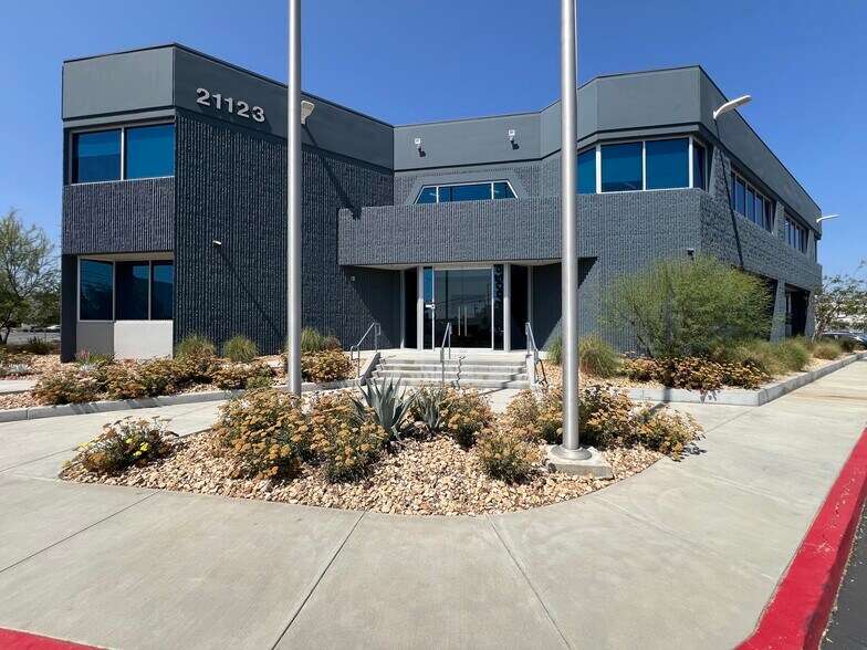21123 Nordhoff St, Chatsworth, CA à louer - Photo de l’immeuble – Image 2 sur 27