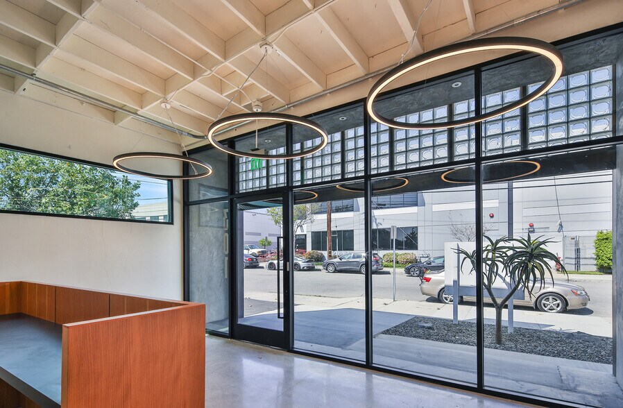 301 S Flower St, Burbank, CA à vendre - Hall d’entrée – Image 2 sur 7