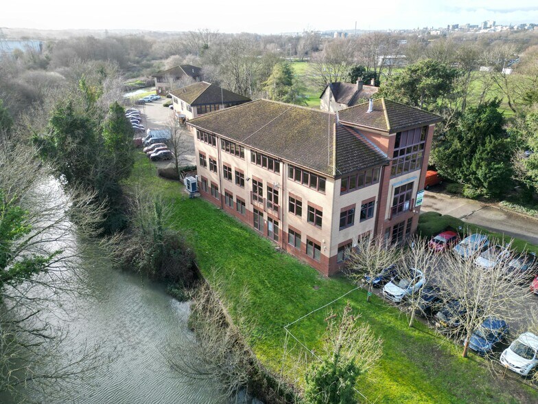 4 Rushmills, Northampton à vendre - Photo de l’immeuble – Image 1 sur 6