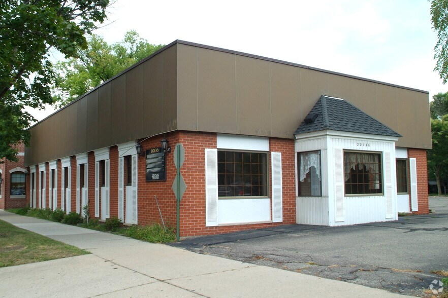 20136 Mack Ave, Grosse Pointe Woods, MI à louer - Photo principale – Image 1 sur 9