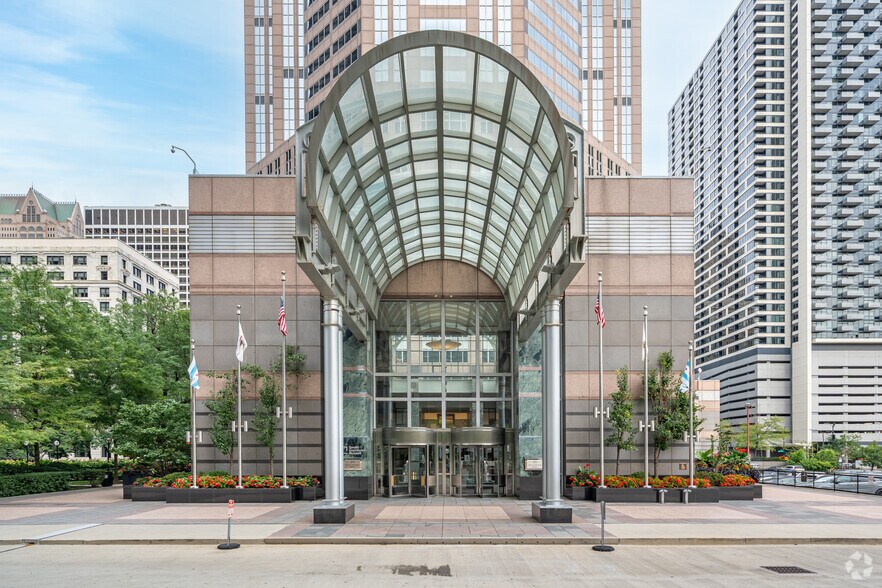 311 S Wacker Dr, Chicago, IL à louer - Photo de l’immeuble – Image 3 sur 52