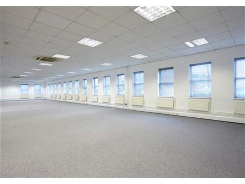 18 Concorde Rd, Patchway à louer - Photo de l’immeuble – Image 2 sur 8