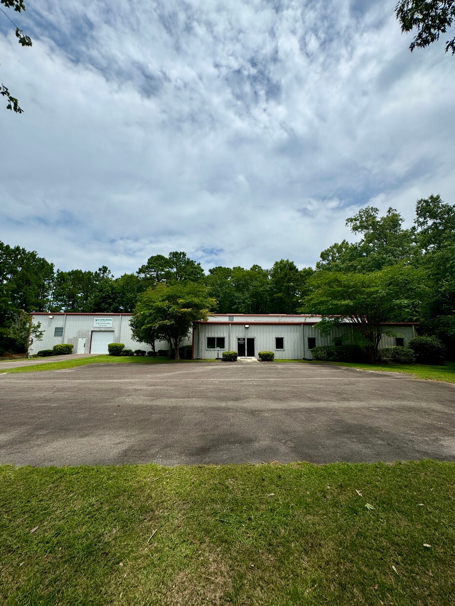 3138 Industry Dr, North Charleston, SC à louer Photo principale– Image 1 sur 8