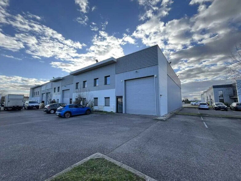 Local d’activités dans Saint-Priest à louer - Photo de l’immeuble – Image 2 sur 21