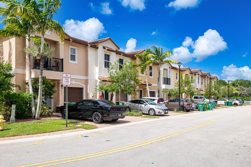 7561 NW 88th Ter, Tamarac, FL à vendre - Photo de l’immeuble – Image 3 sur 22