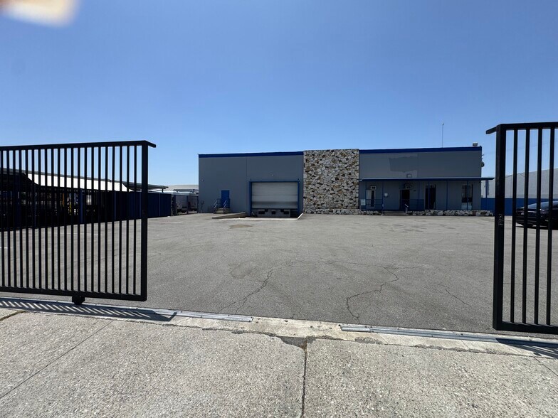 6111 Scott Way, Commerce, CA à louer - Photo de l’immeuble – Image 3 sur 11