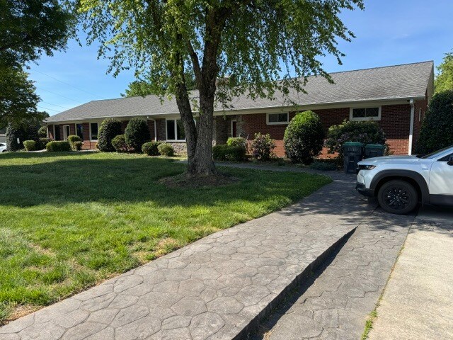 4909 Boone Trl, Millers Creek, NC à vendre Photo de l’immeuble– Image 1 sur 28