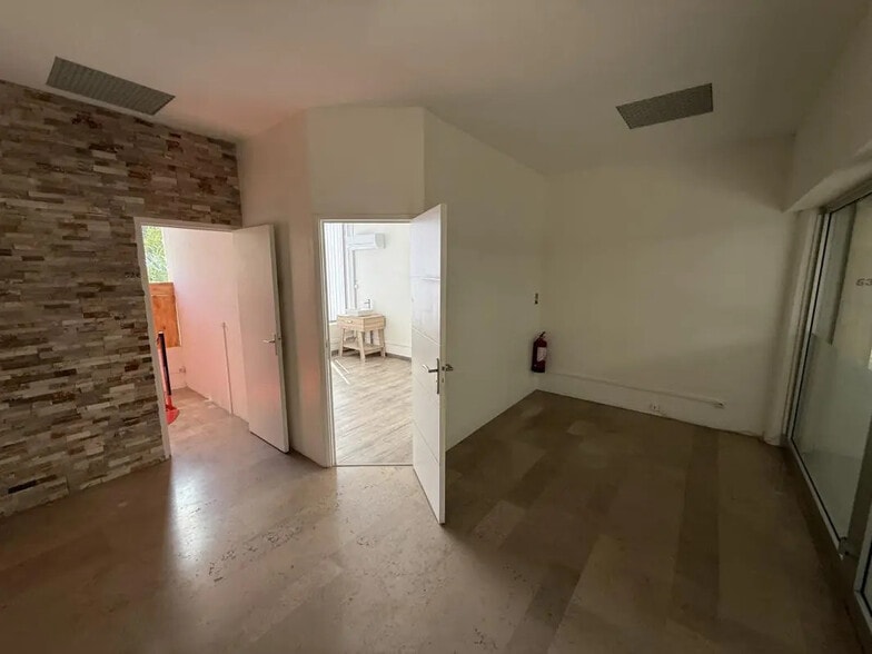 Local commercial dans Fréjus à louer - Photo de l’immeuble – Image 3 sur 22