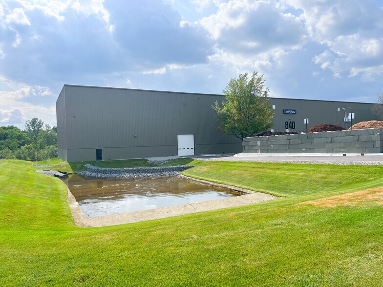 840 Rickett Rd, Brighton, MI à louer - Photo principale – Image 1 sur 4