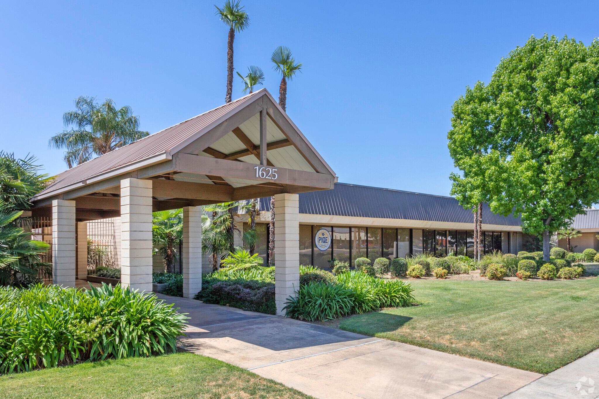 1625 E Shaw Ave, Fresno, CA à louer Photo principale– Image 1 sur 8