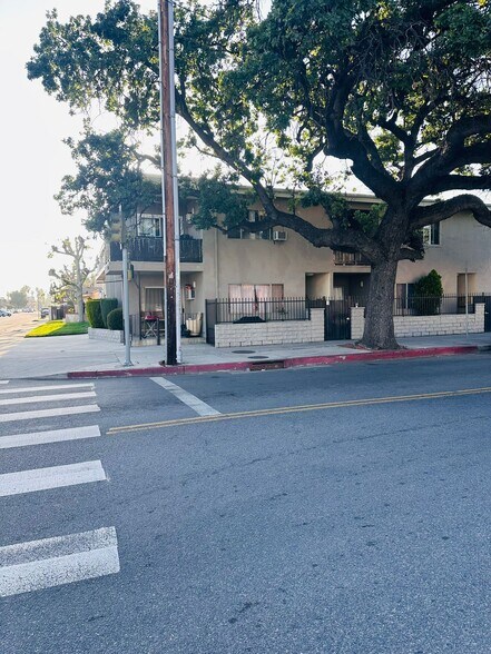 14703 Victory Blvd, Van Nuys, CA à vendre - Photo de l’immeuble – Image 3 sur 10