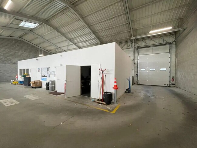 Plus de détails pour Local d'activités à louer