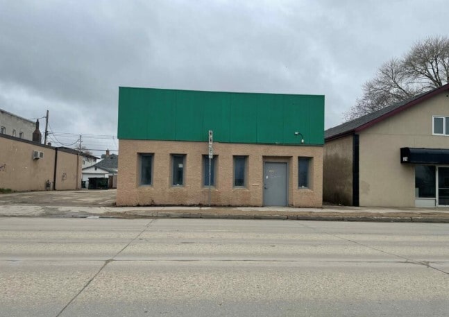 1450 Logan Av, Winnipeg, MB à vendre Photo de l’immeuble– Image 1 sur 2