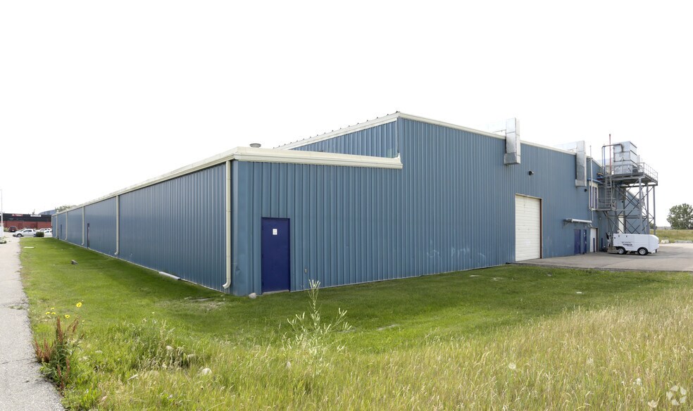 200 East Lake Cres NE, Airdrie, AB à louer - Photo de l’immeuble – Image 3 sur 15