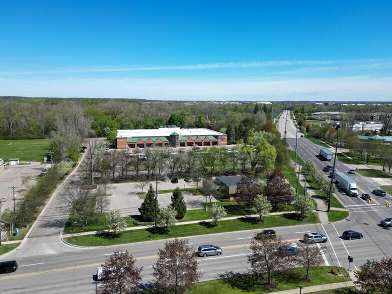 40020 Five Mile Rd, Plymouth, MI à louer - Photo de l’immeuble – Image 3 sur 6