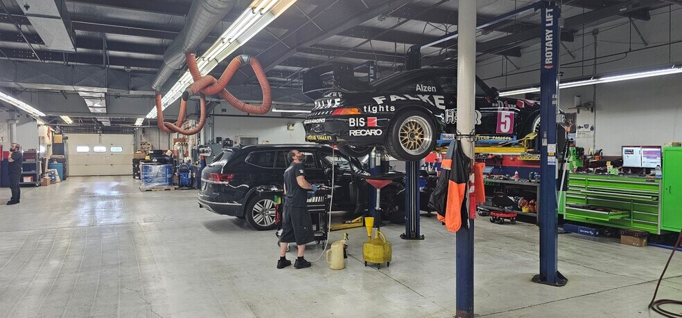 50-52 Miry Brook Rd, Danbury, CT à louer - Photo de l’immeuble – Image 3 sur 8