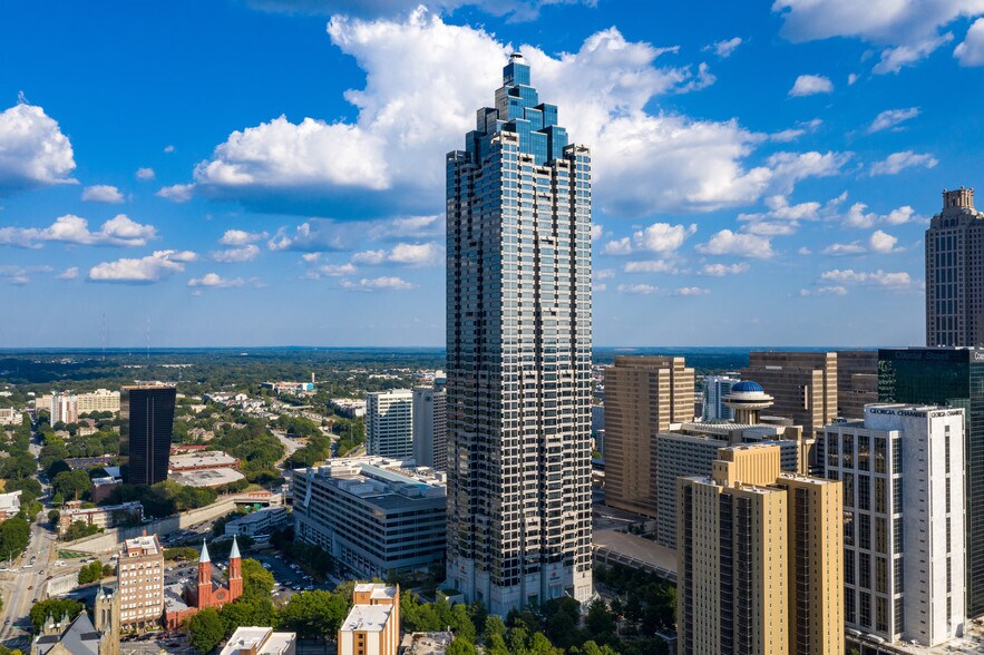 303 Peachtree St Ne, Atlanta, GA à louer - Photo de l’immeuble – Image 2 sur 7