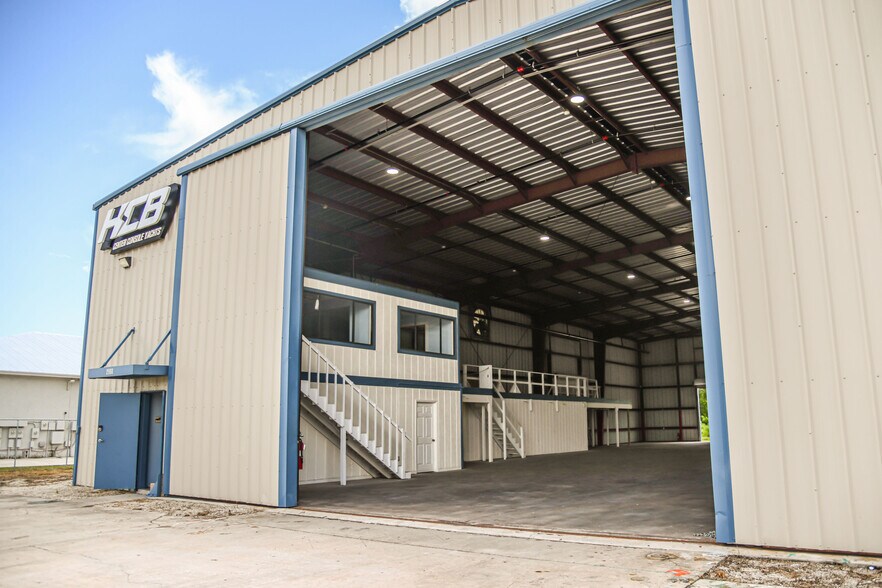 2980 SE Dominica Ter, Stuart, FL à louer - Photo de l’immeuble – Image 2 sur 36